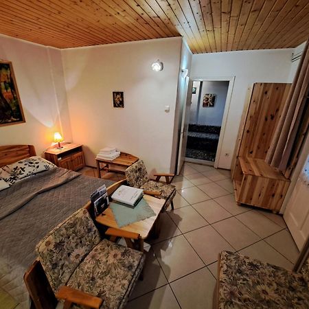Családi Vendégház Eger Esterno foto