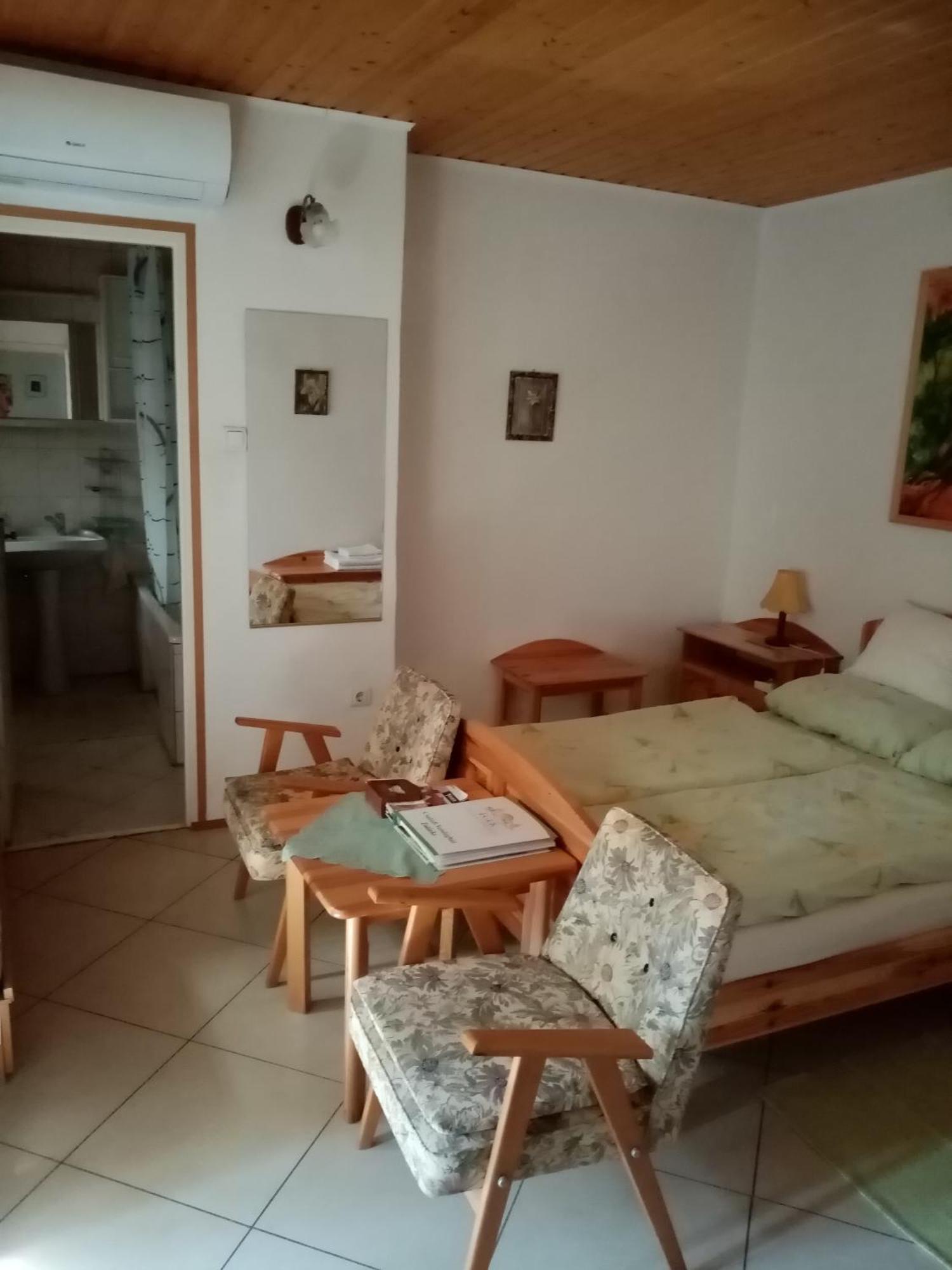 Családi Vendégház Eger Esterno foto