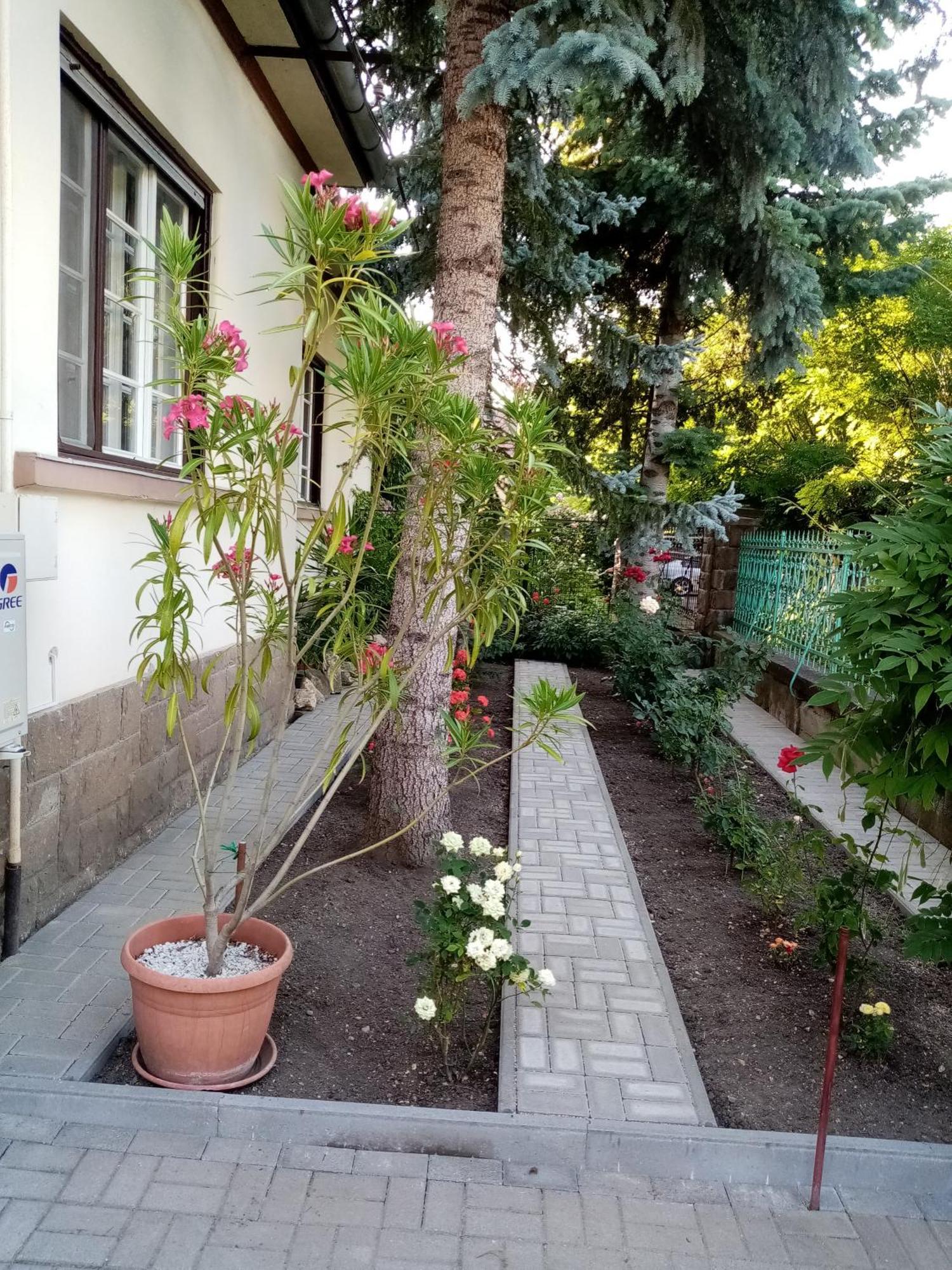 Családi Vendégház Eger Esterno foto