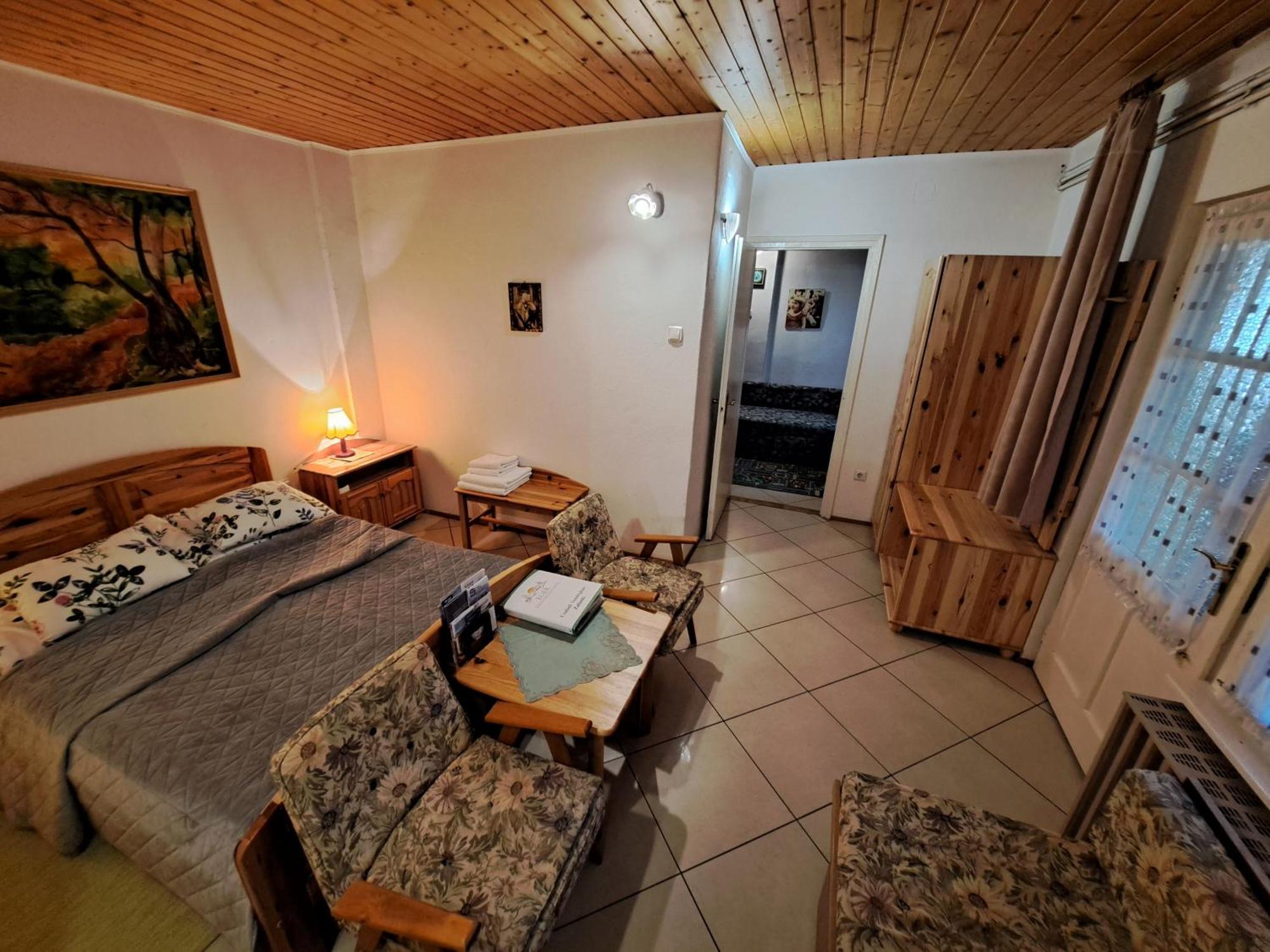 Családi Vendégház Eger Esterno foto
