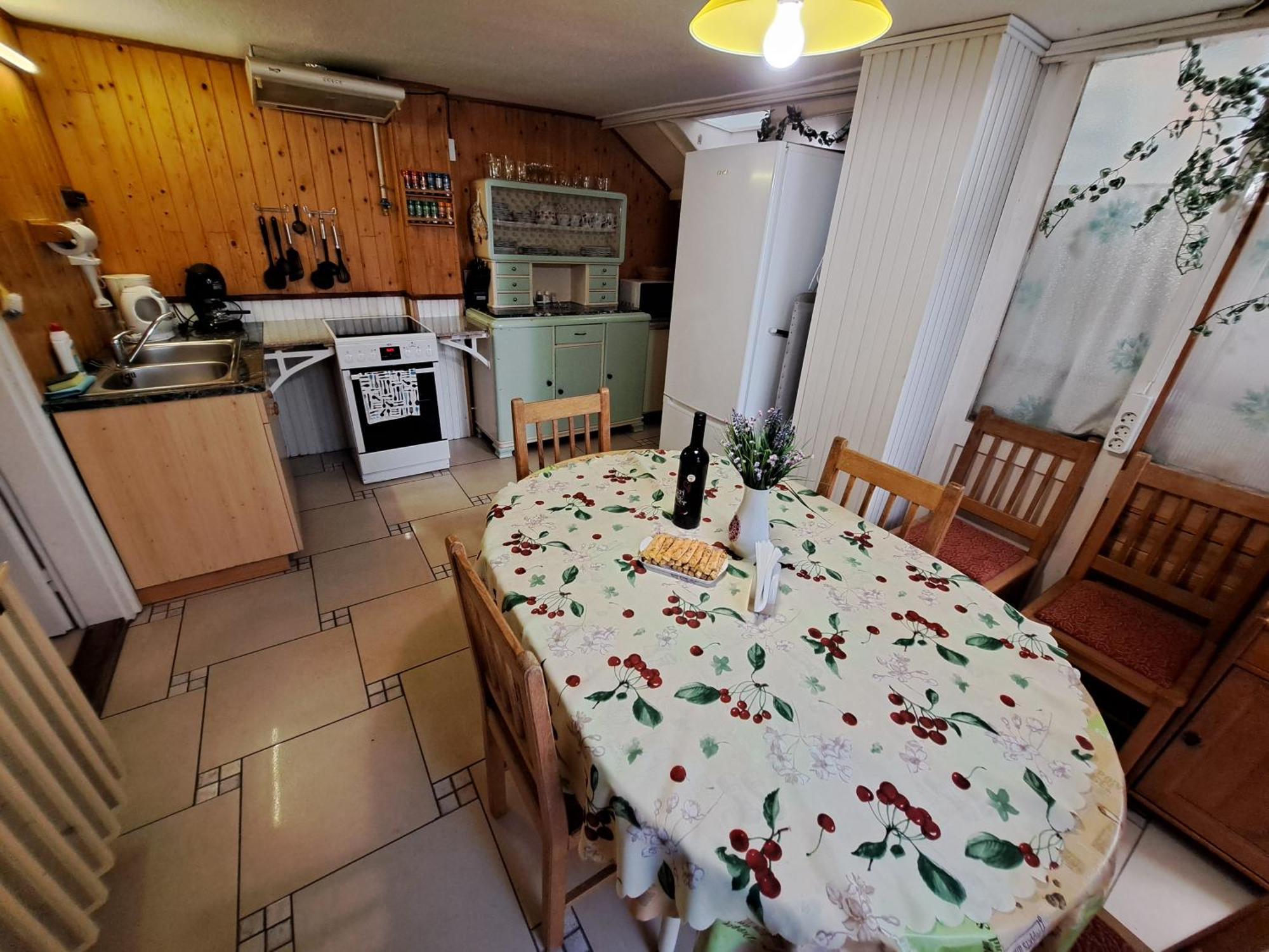 Családi Vendégház Eger Esterno foto